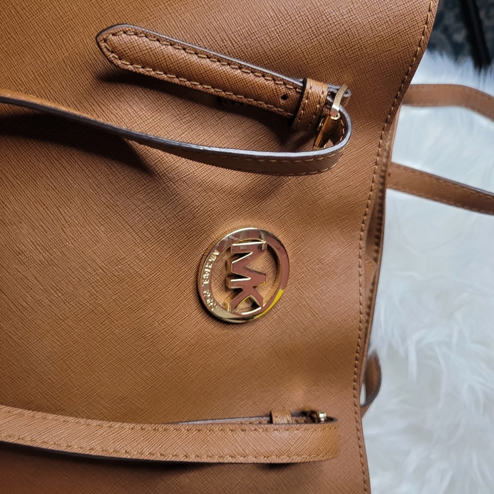 Micheal Kors Tote - Picture 2 of 10